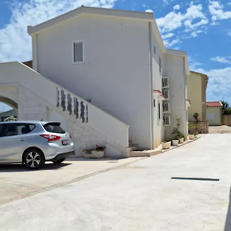 Sunny Bi-pi Apartment Pag Town